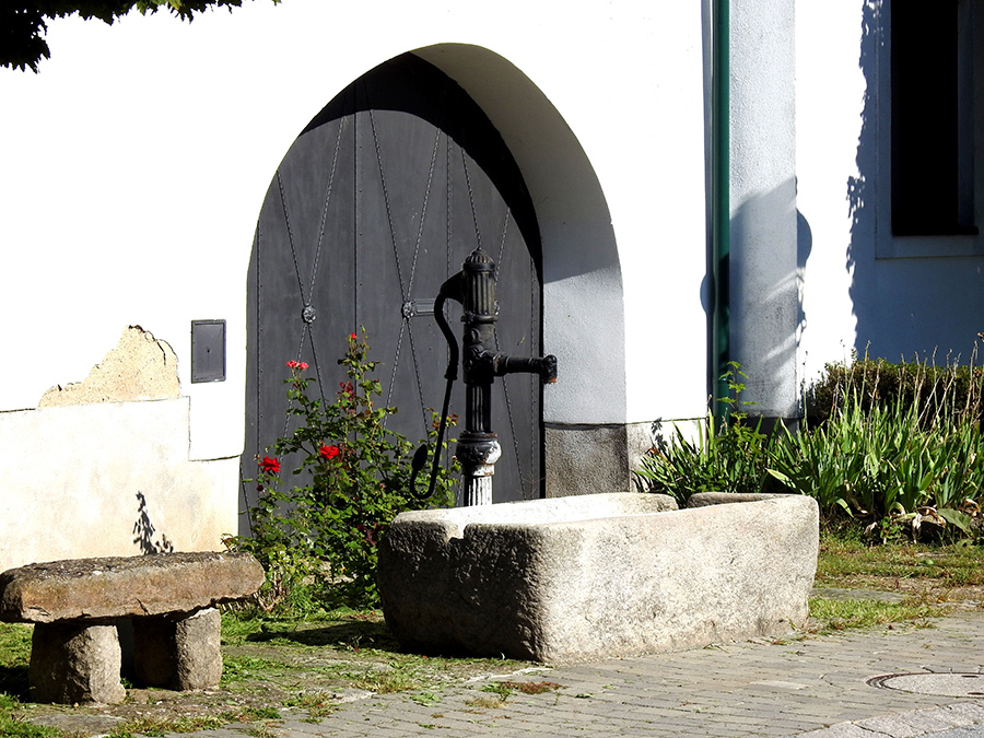 brunnen_breitenbrunn Ziehbrunnen vor einem Burgenländischen Haus in Breitenbrunn