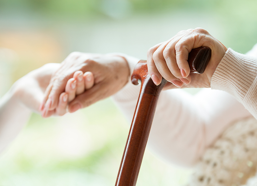 haende_betreuung Hände von Betreuerin und Bewohnerin in WohnPartner Wohnung